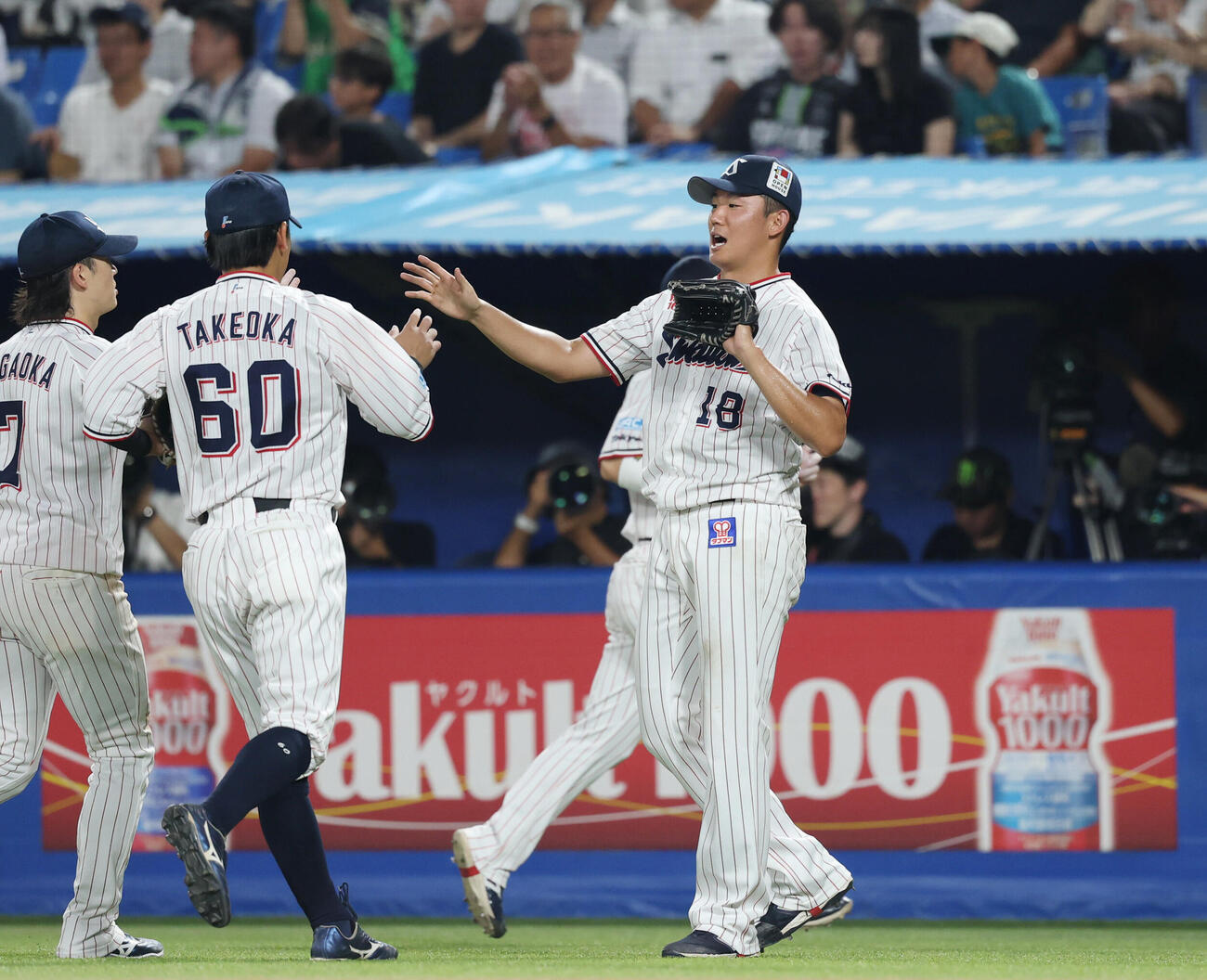 ヤクルト対阪神　5回裏を無失点で終えナインを出迎える奥川恭伸（右）（撮影・増田悦実）
