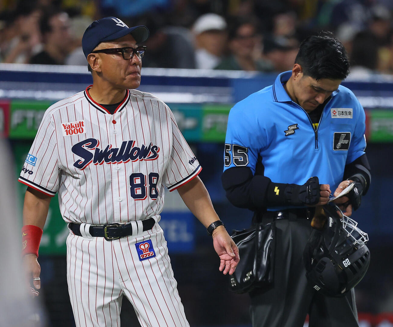 ヤクルト対阪神　渋い表情で選手交代を告げるヤクルト池山隆寛監督（撮影・水谷安孝）