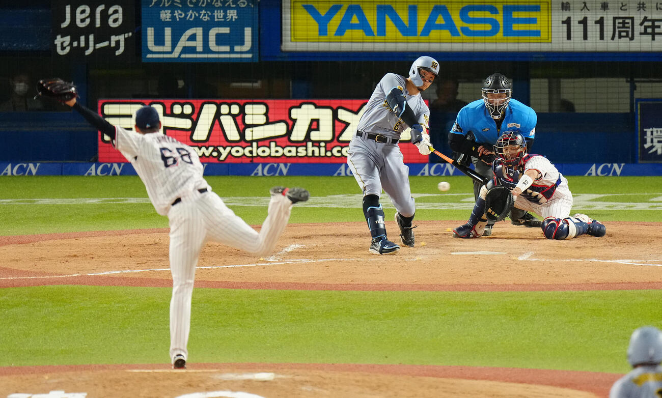 ヤクルト対阪神　7回表阪神2死一、二塁、適時二塁打を放つ佐藤輝明。投手丸山翔大（撮影・鈴木みどり）