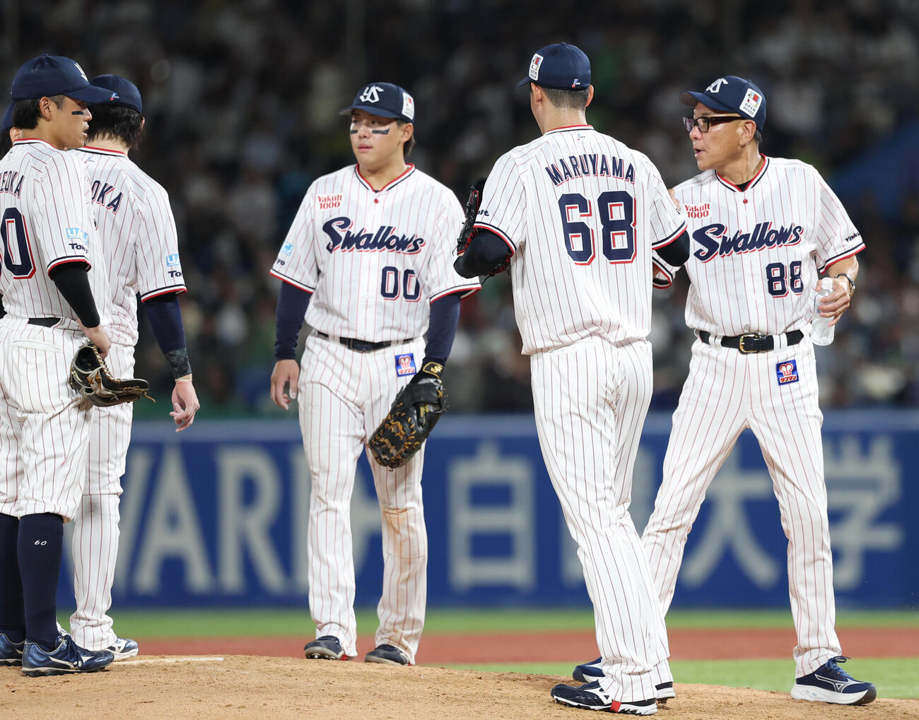 ヤクルト対阪神　7回表阪神1死一、二塁、ナインに声をかける池山隆寛監督（右）（撮影・増田悦実）