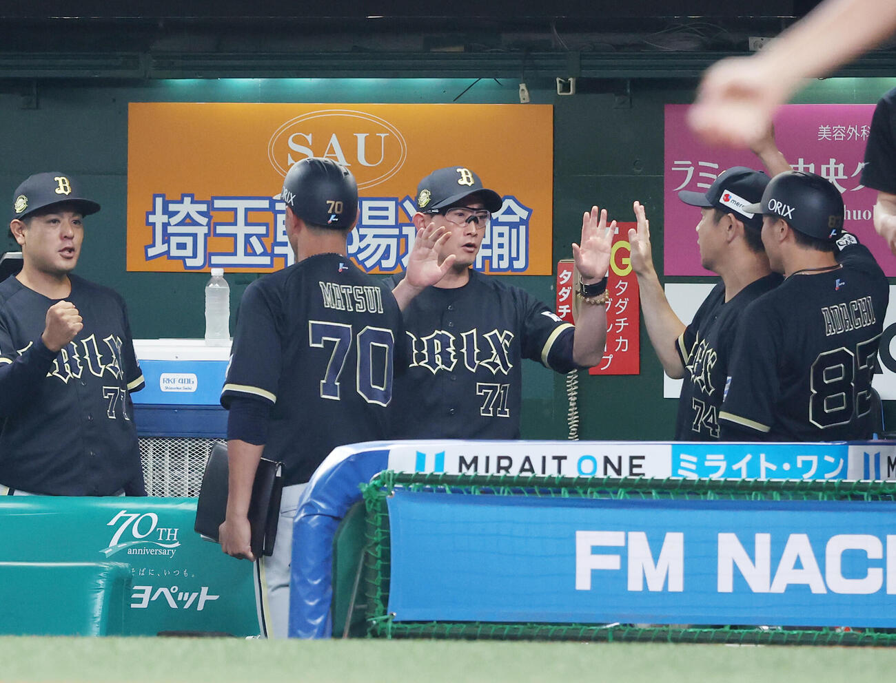 西武対オリックス　西武に延長戦の末に勝利しタッチを交わすオリックス岸田護監督(中央)（撮影・河田真司）