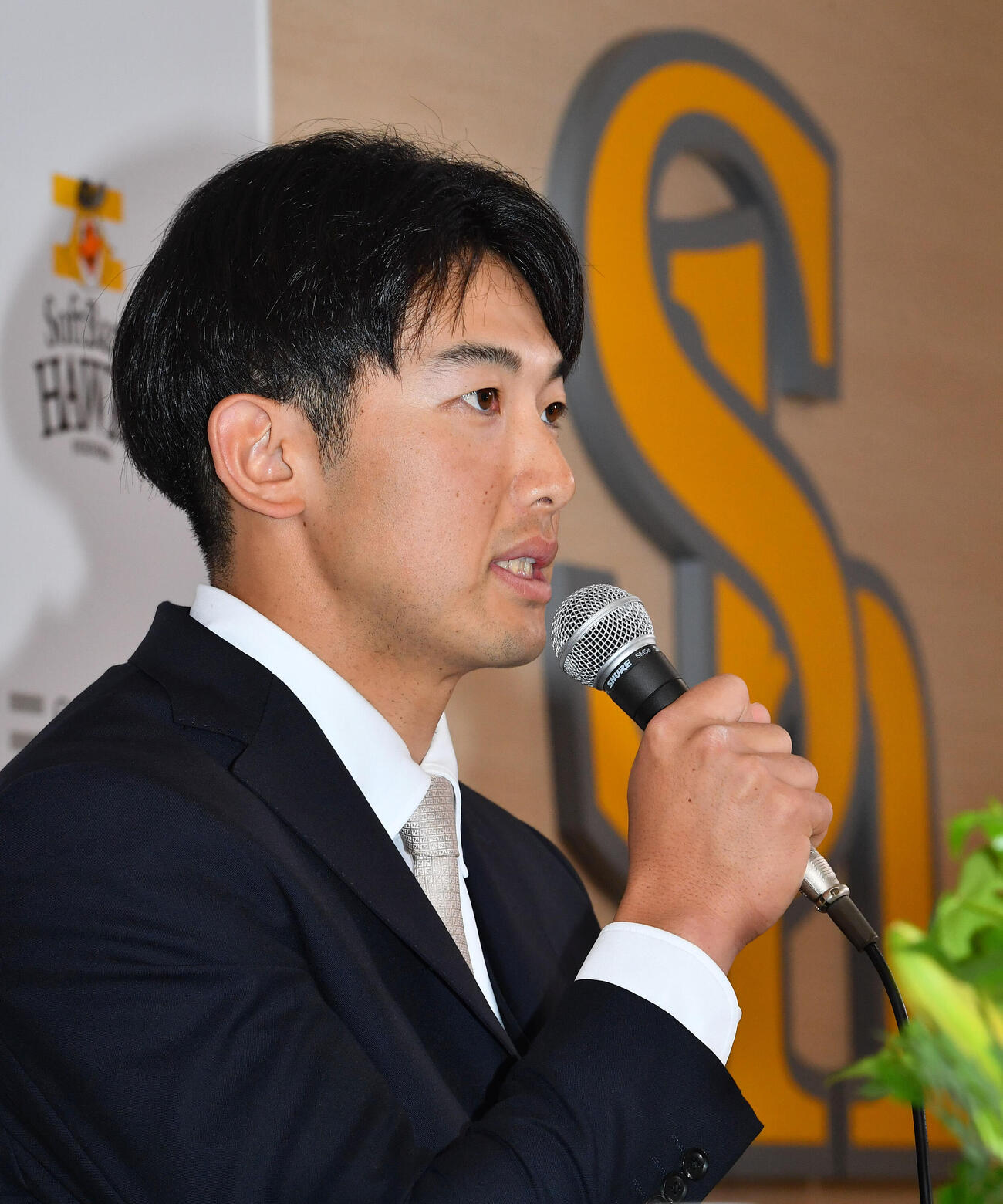 DeNAからトレードで入団し、会見を行うソフトバンク山本祐大