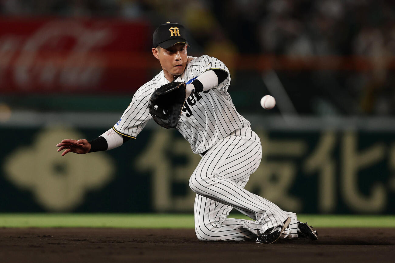 #2026年7月3日、広島戦の9回表広島1死、名原典彦の打球で好守を見せる遊撃手木浪聖也（撮影・前田充）