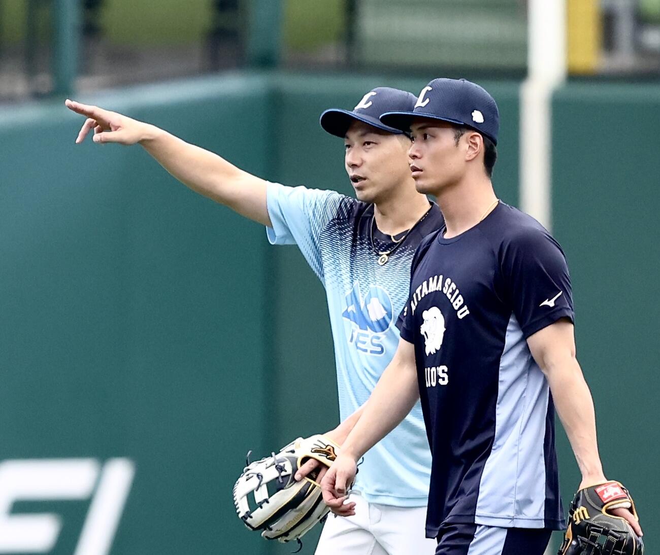 西武対オリックス　試合前、熊代聖人外野守備・走塁コーチ（左）と言葉を交わす西武若林楽人（撮影・河田真司）