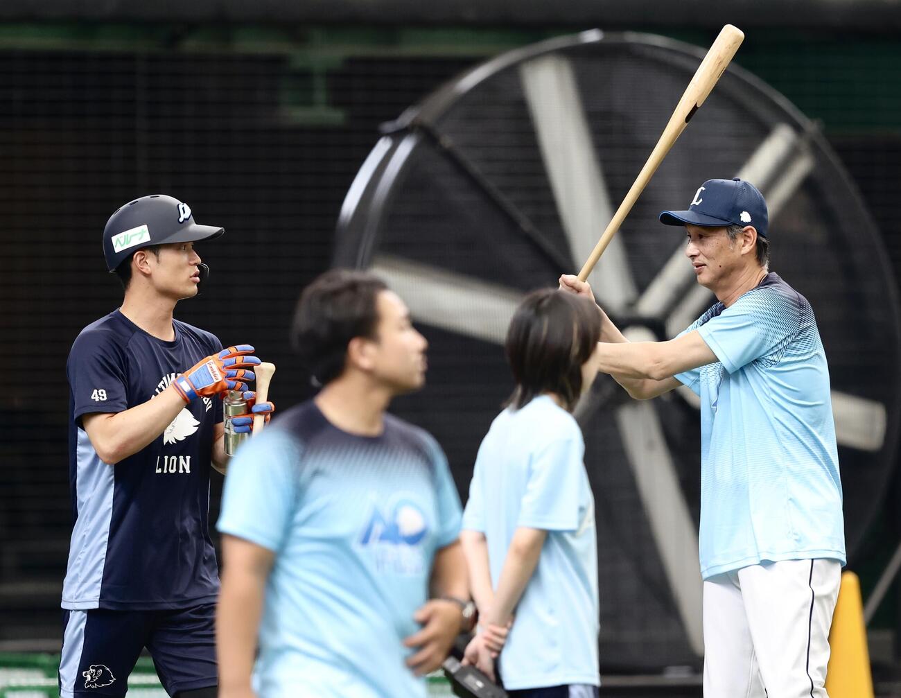 西武対オリックス　試合前、西口文也監督（右）と言葉を交わす西武若林楽人（撮影・河田真司）