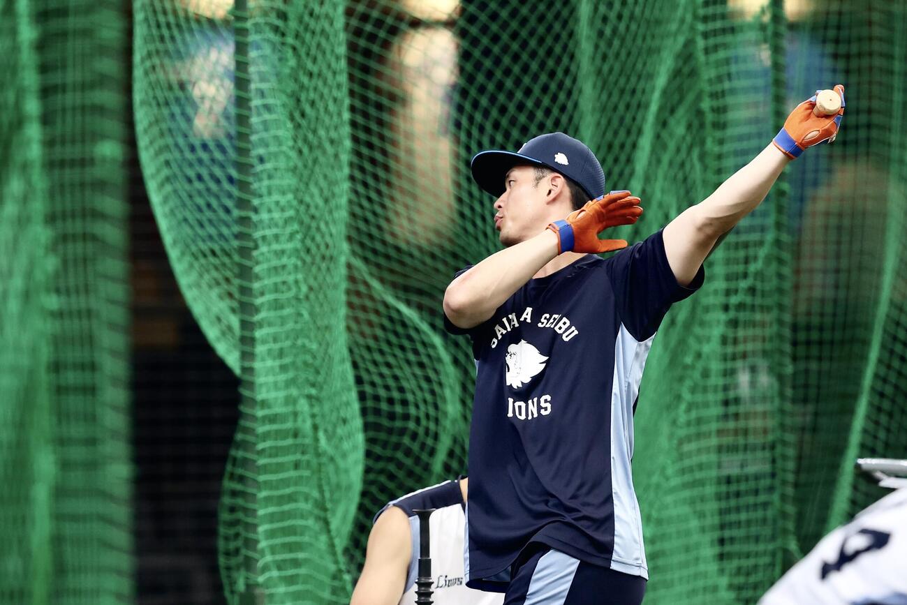 西武対オリックス　試合前、打撃練習する西武若林楽人（撮影・河田真司）