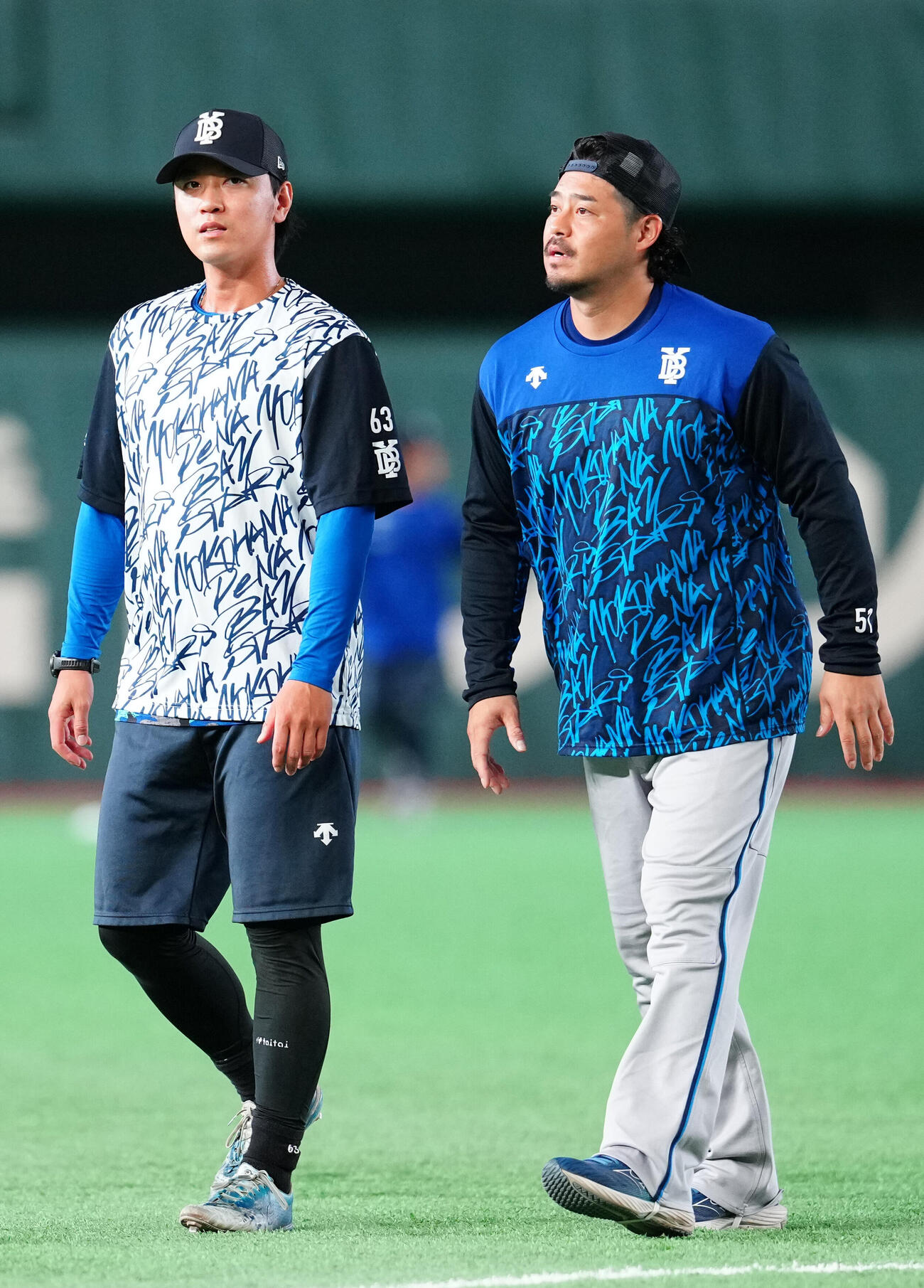 巨人対DeNA　合流しDeNA宮崎敏郎（右）と言葉を交わす関根大気（撮影・江口和貴）