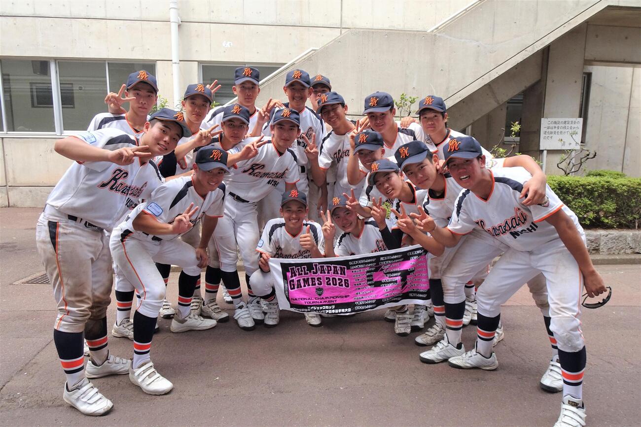 初陣勝利に喜びの川崎西ナイン（前列中央左が有間主将、右が好投の末次）