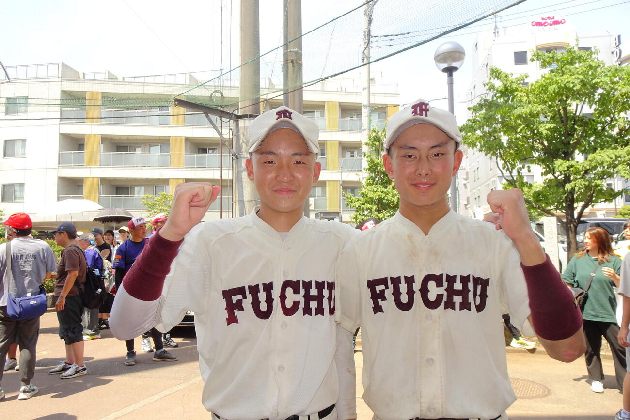 コールド勝利を喜ぶ武蔵府中・髙野主将（左）と竹野副主将