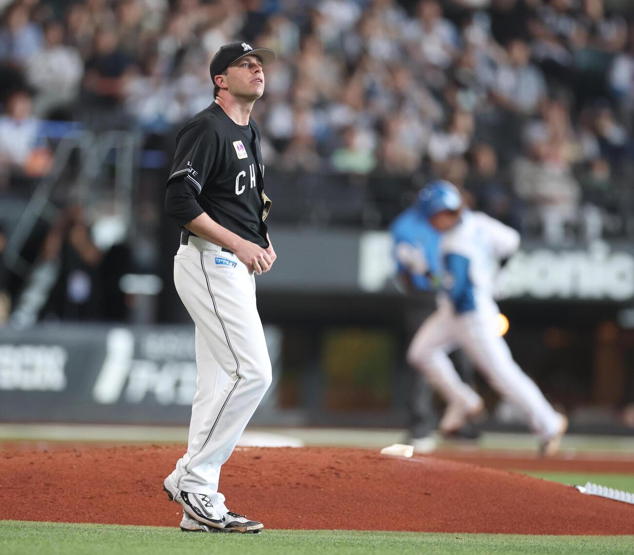 日本ハム対ロッテ　3回裏日本ハム2死、水野達稀に本塁打を浴びるロング（撮影・黒川智章）
