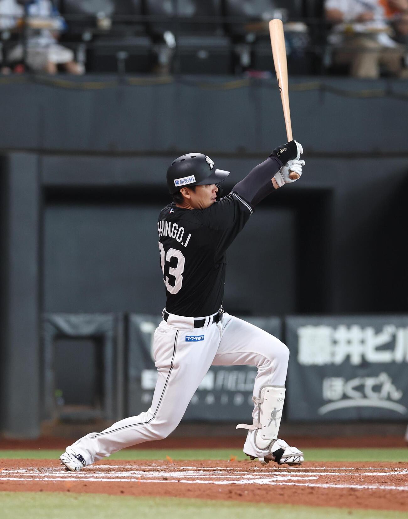 日本ハム対ロッテ　6回表ロッテ1死満塁、2点適時二塁打を放つ石川慎吾（撮影・黒川智章）