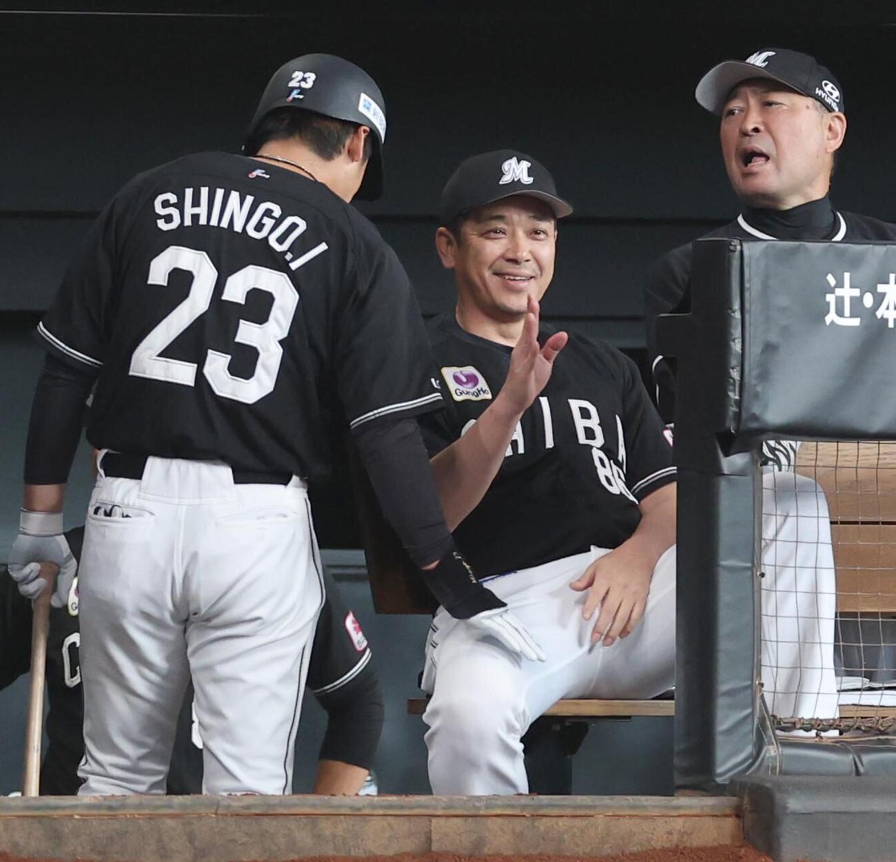 日本ハム対ロッテ　6回表、2点適時二塁打を放った石川慎吾と話すサブロー監督（撮影・黒川智章）