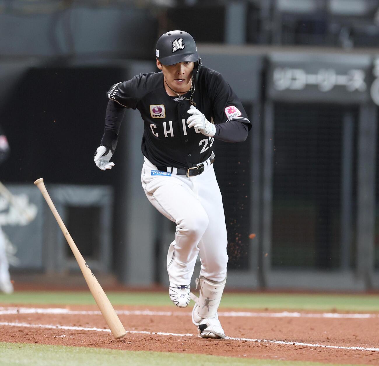 日本ハム対ロッテ　6回表ロッテ1死満塁、2点適時二塁打を放つ石川慎吾（撮影・黒川智章）