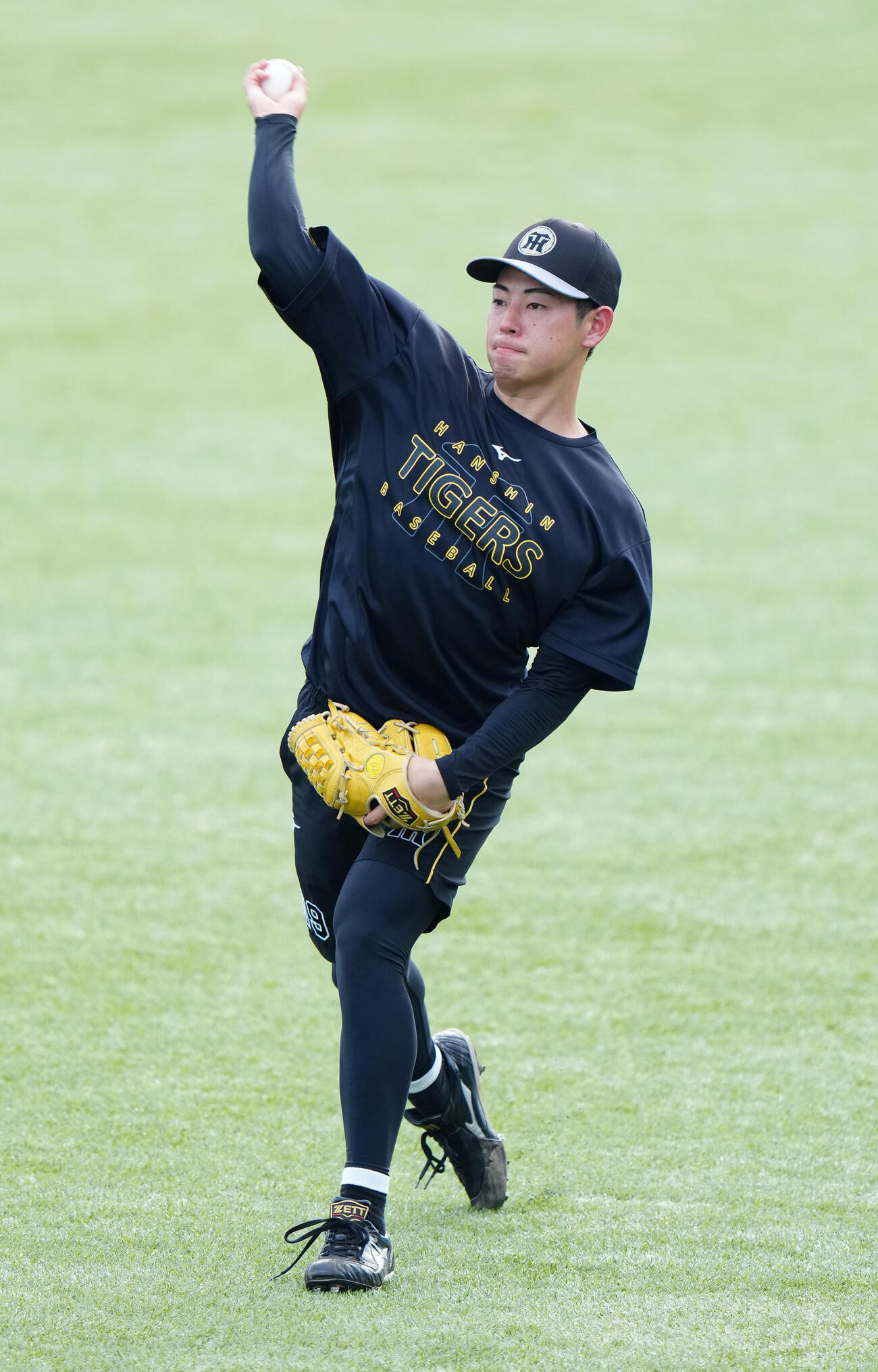 ヤクルト対阪神　試合前練習でキャッチボールする阪神下村海翔（撮影・鈴木みどり）