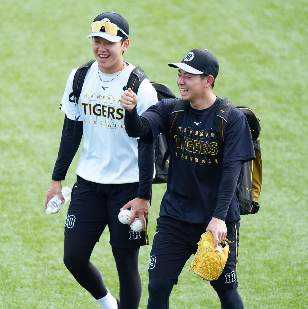 ヤクルト対阪神　試合前練習で談笑する阪神下村海翔（右）と門別啓人（撮影・鈴木みどり）
