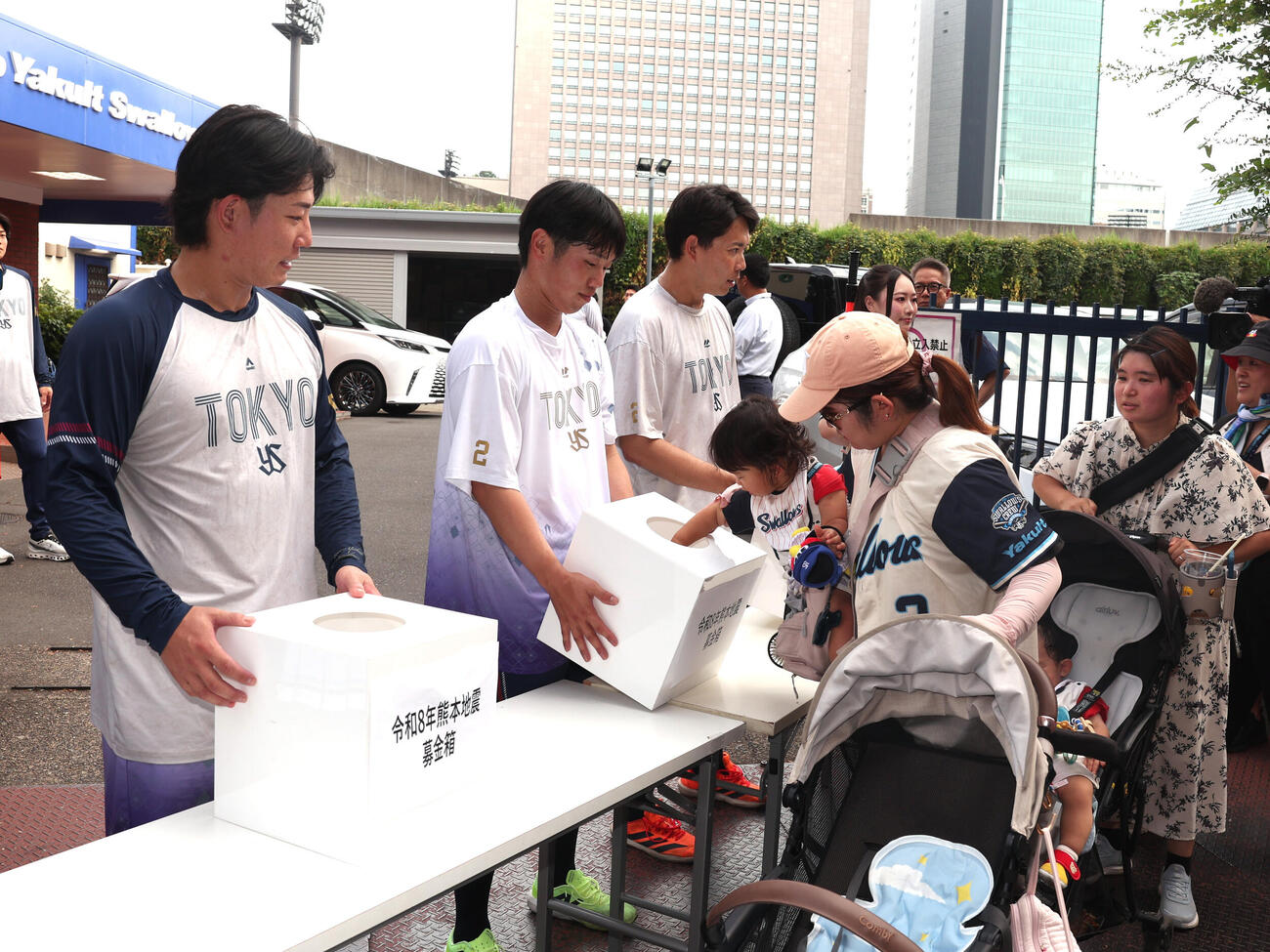 ヤクルト対阪神　試合前、熊本地震の被災地支援のため募金活動をする、左から増田珠、古賀優大、星知弥（撮影・水谷安孝）