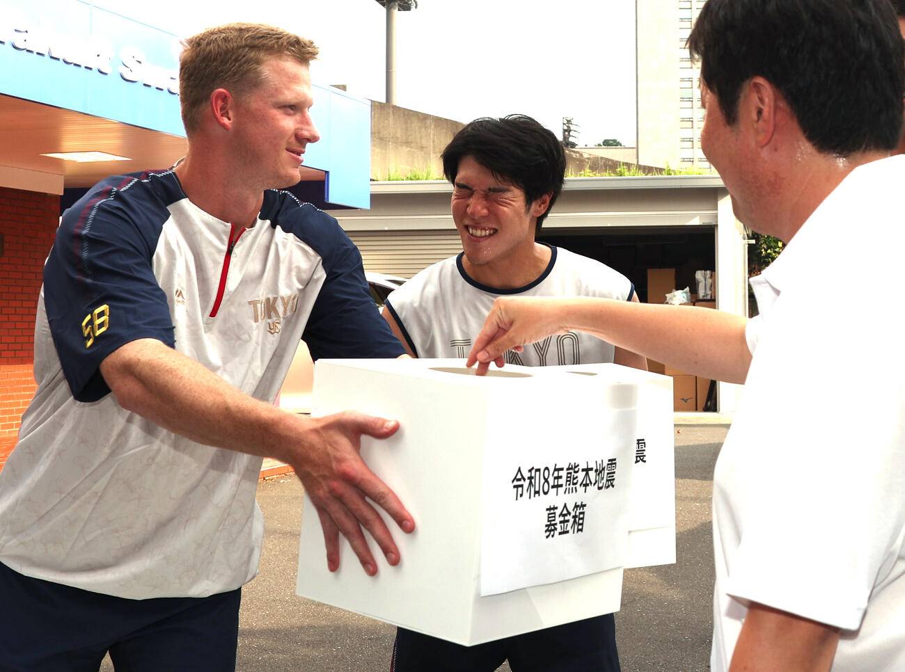 ヤクルト対阪神　試合前、熊本地震の被災地支援のため募金活動をするナッシュ・ウォルターズ（左）と山野辺翔（撮影・水谷安孝）