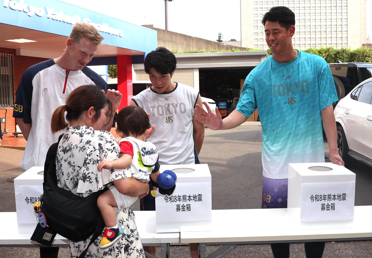 ヤクルト対阪神　試合前、熊本地震の被災地支援のため募金活動をする、左からナッシュ・ウォルターズ、山野辺翔、丸山翔大（撮影・水谷安孝）