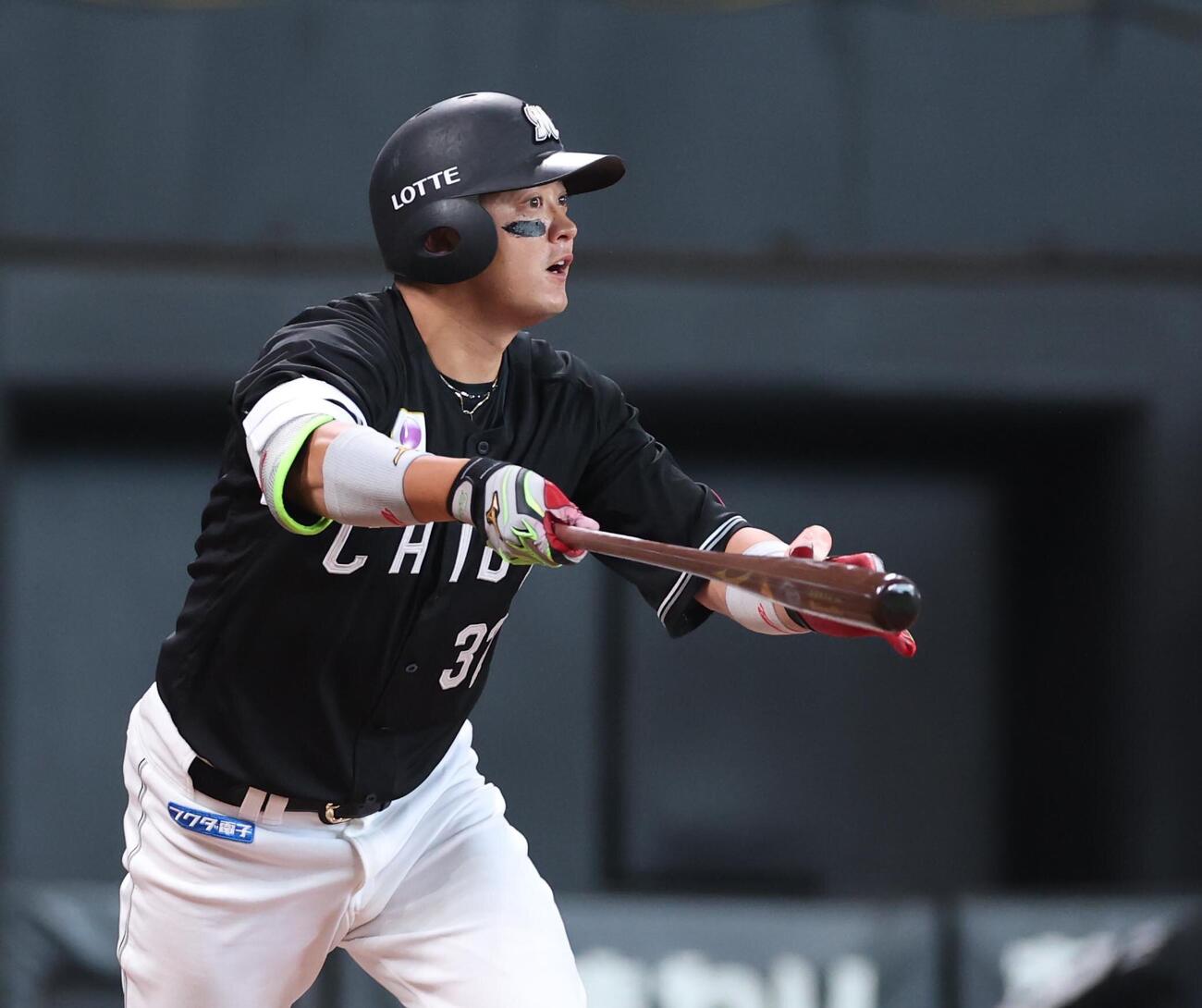 日本ハム対ロッテ　9回表ロッテ無死一塁、2点本塁打を放つ佐藤都志也（撮影・黒川智章）