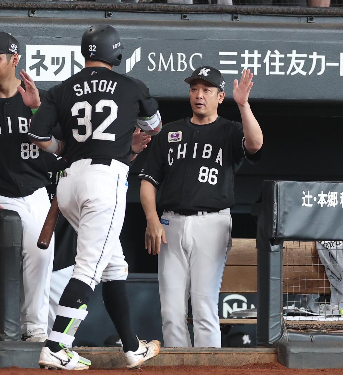 日本ハム対ロッテ　9回表、2点本塁打を放った佐藤都志也を出迎えるサブロー監督（撮影・黒川智章）