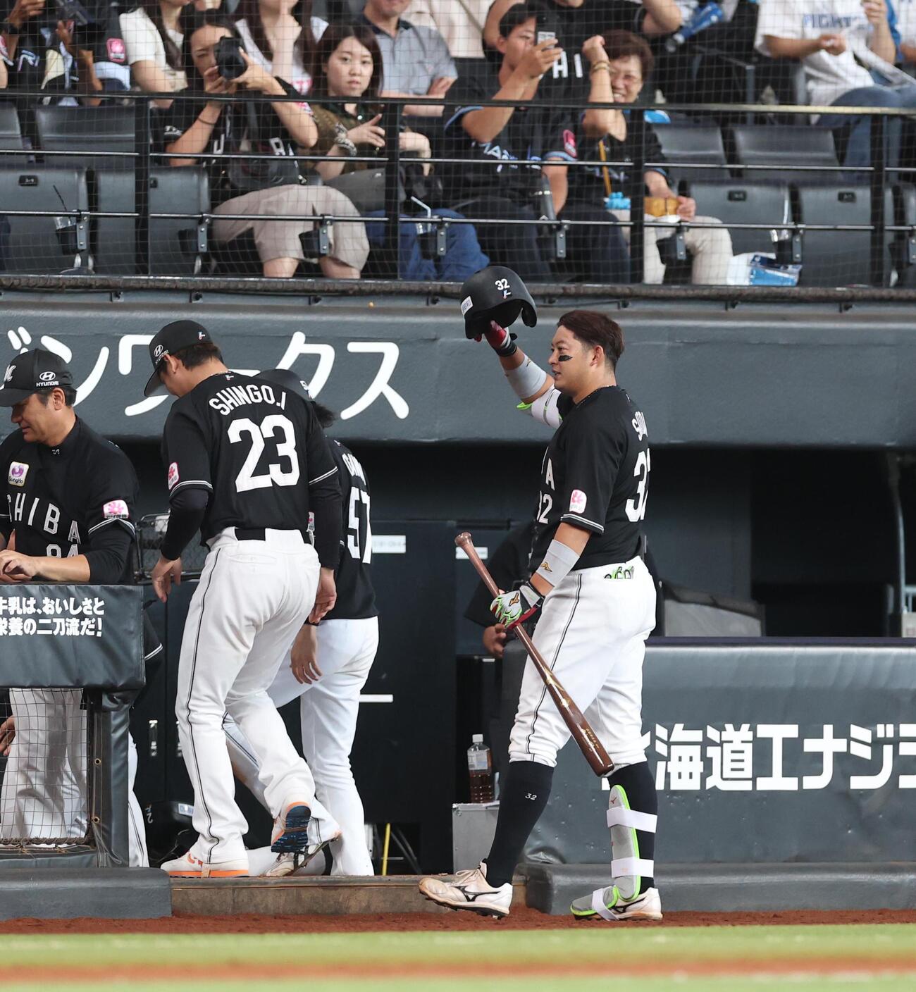 日本ハム対ロッテ　9回表、2点本塁打を放ちスタンドに向かって手を挙げる佐藤都志也（撮影・黒川智章）