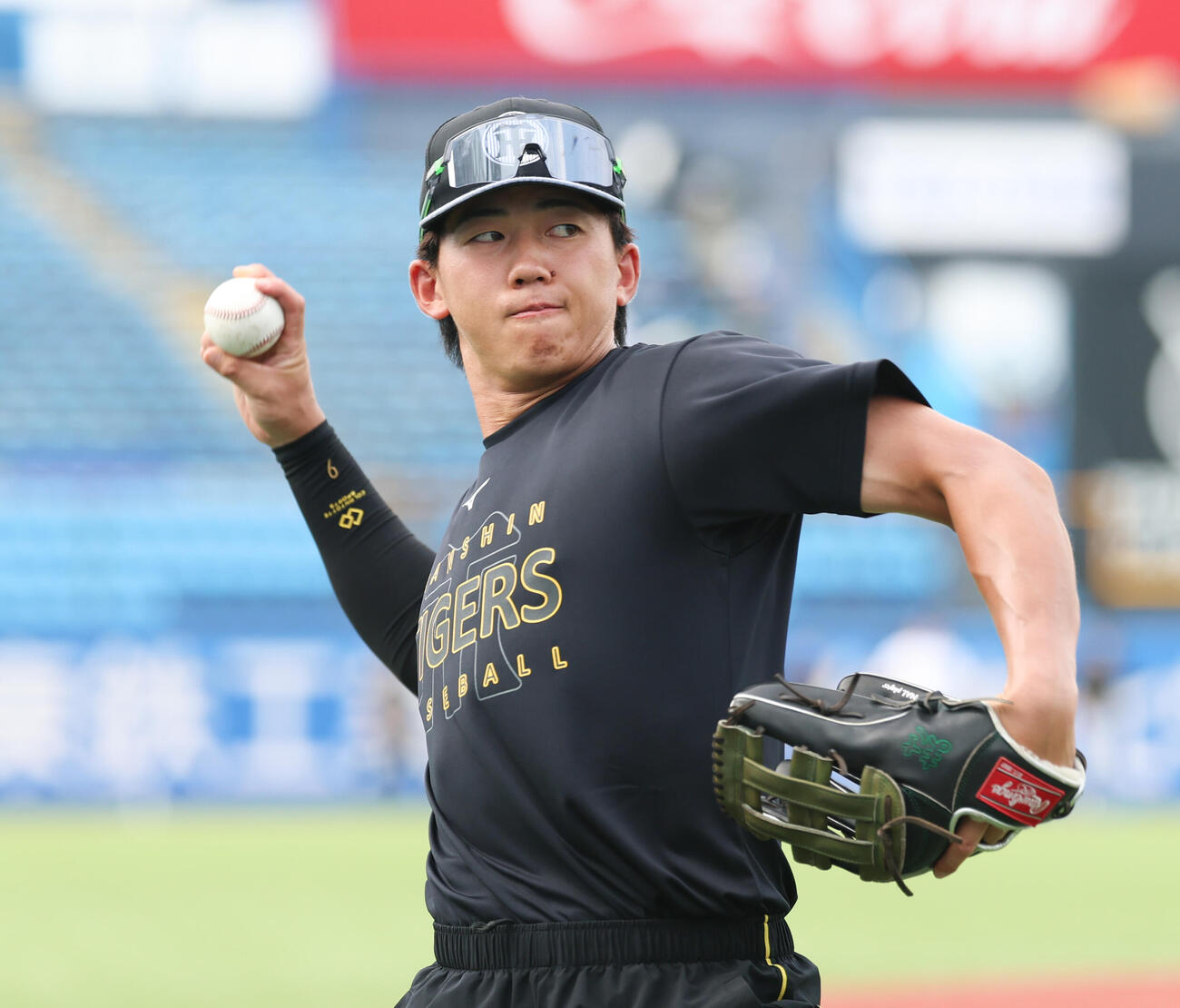 ヤクルト対阪神　キャッチボールをする阪神立石正広（撮影・増田悦実）