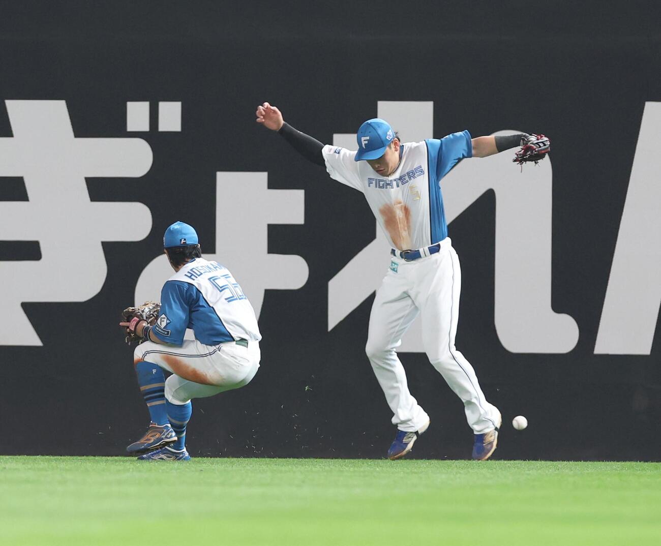 日本ハム対ロッテ　4回表ロッテ無死、山口航輝の打球を蹴る野村佑希（右I（撮影・黒川智章）