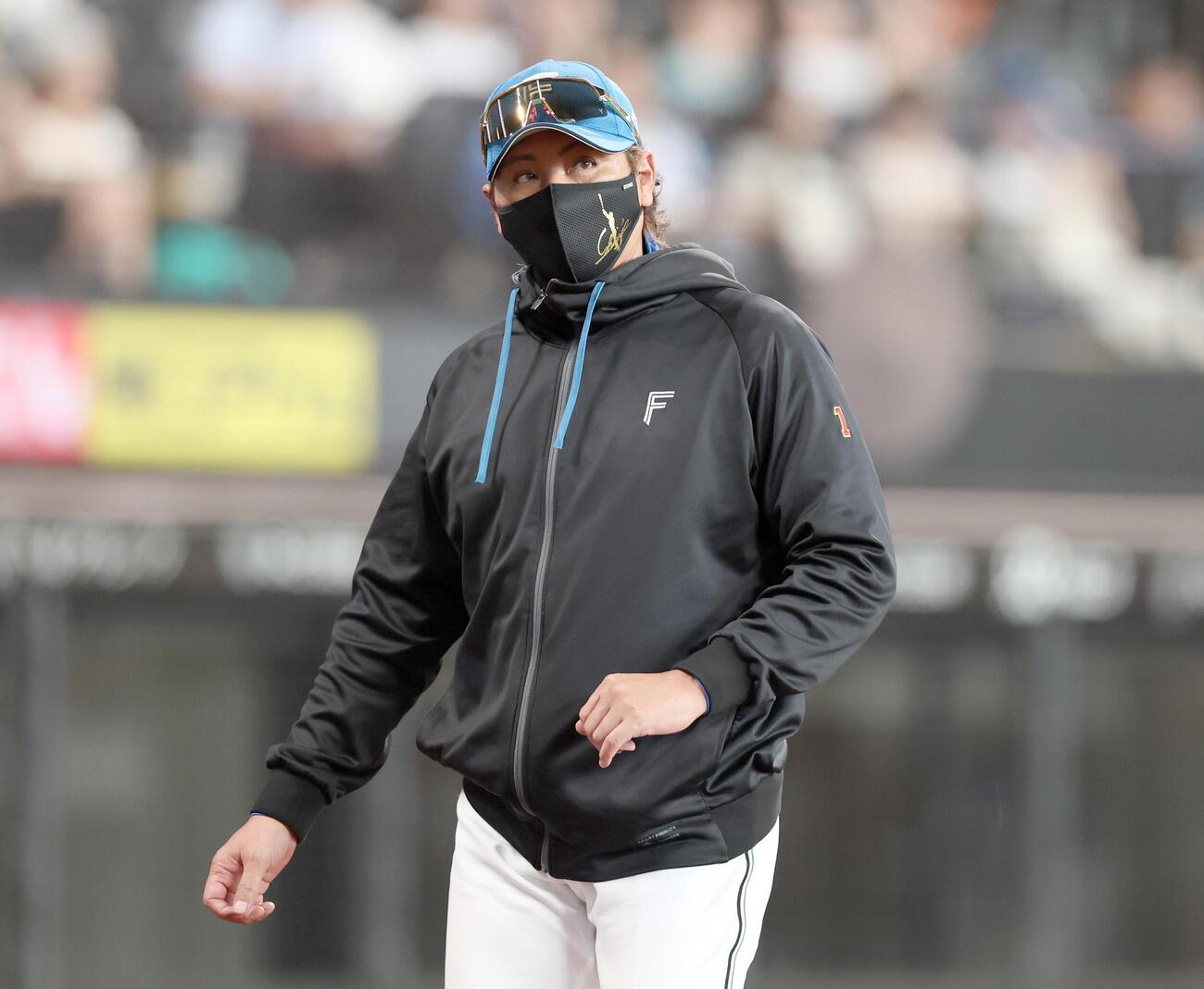 日本ハム対ロッテ　選手交代を告げる新庄剛志監督（撮影・黒川智章）