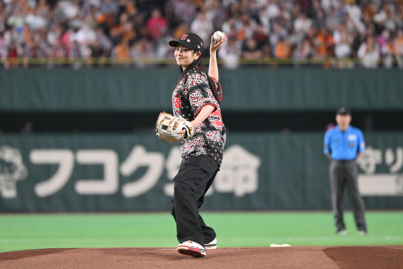 巨人対DeNA　セレモニアルピッチをする横田真悠（撮影・滝沢徹郎）