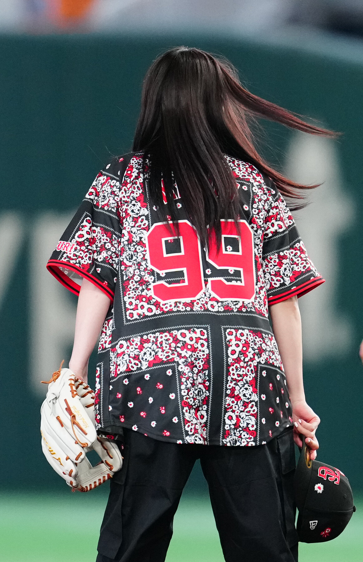 巨人対DeNA　試合前、ファーストピッチを行った横田真悠の背番号は「99」（撮影・江口和貴）
