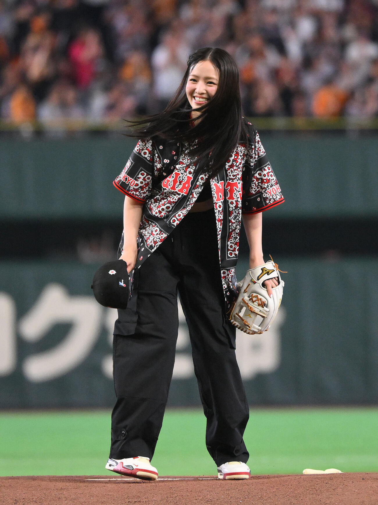 巨人対DeNA　セレモニアルピッチを終え笑顔の横田真悠（撮影・滝沢徹郎）