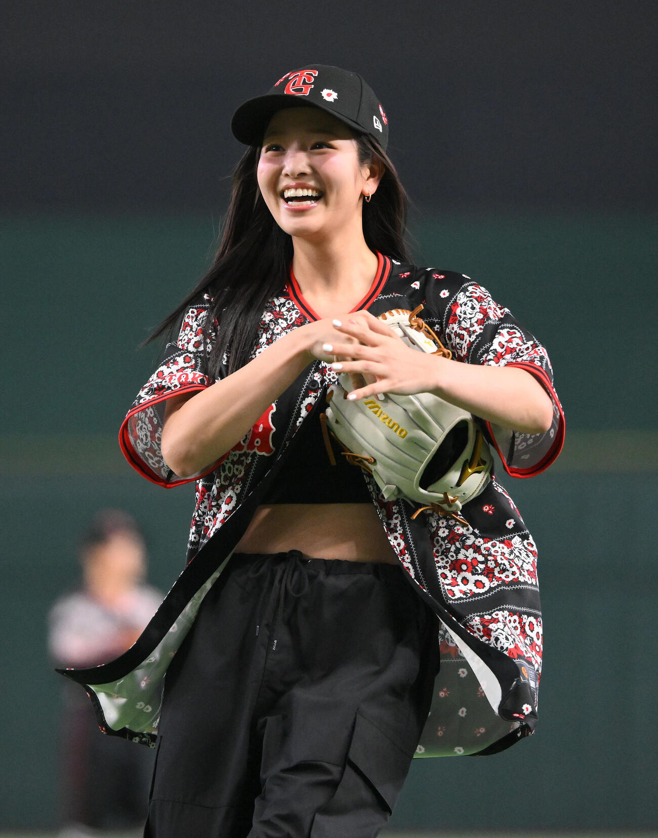 巨人対DeNA　セレモニアルピッチを終え笑顔の横田真悠（撮影・滝沢徹郎）