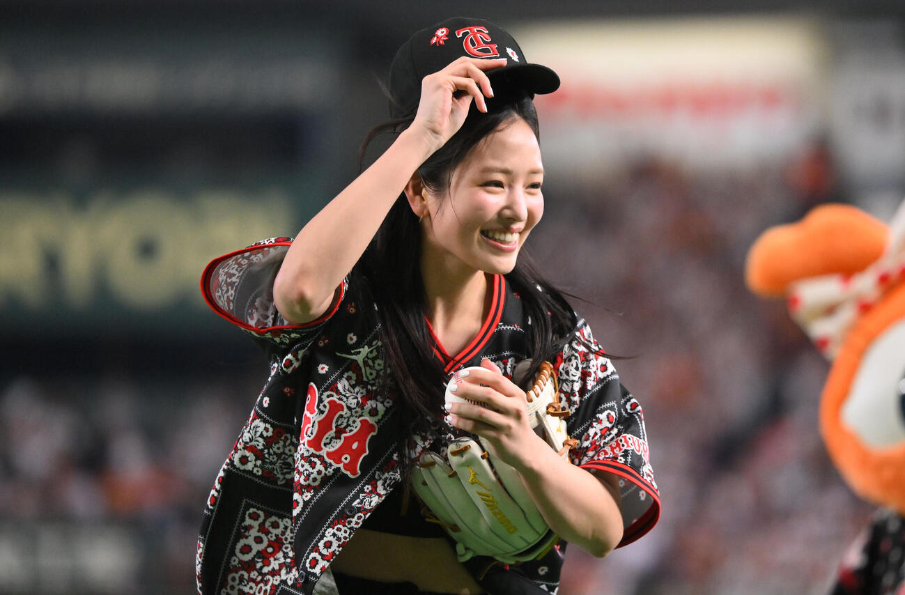 巨人対DeNA　セレモニアルピッチを終え笑顔の横田真悠（撮影・滝沢徹郎）