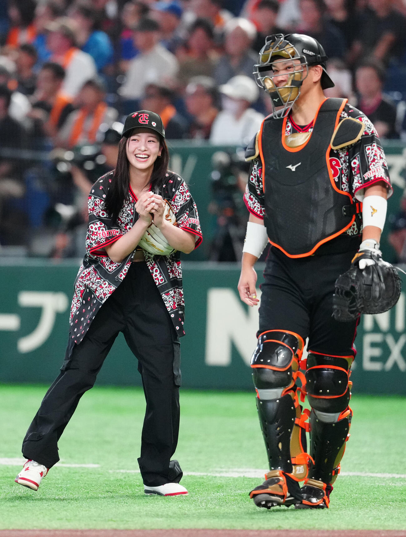 巨人対DeNA　試合前、ファーストピッチを行い、巨人捕手大城卓三（右）からボールを受け取った横田真悠（撮影・江口和貴）