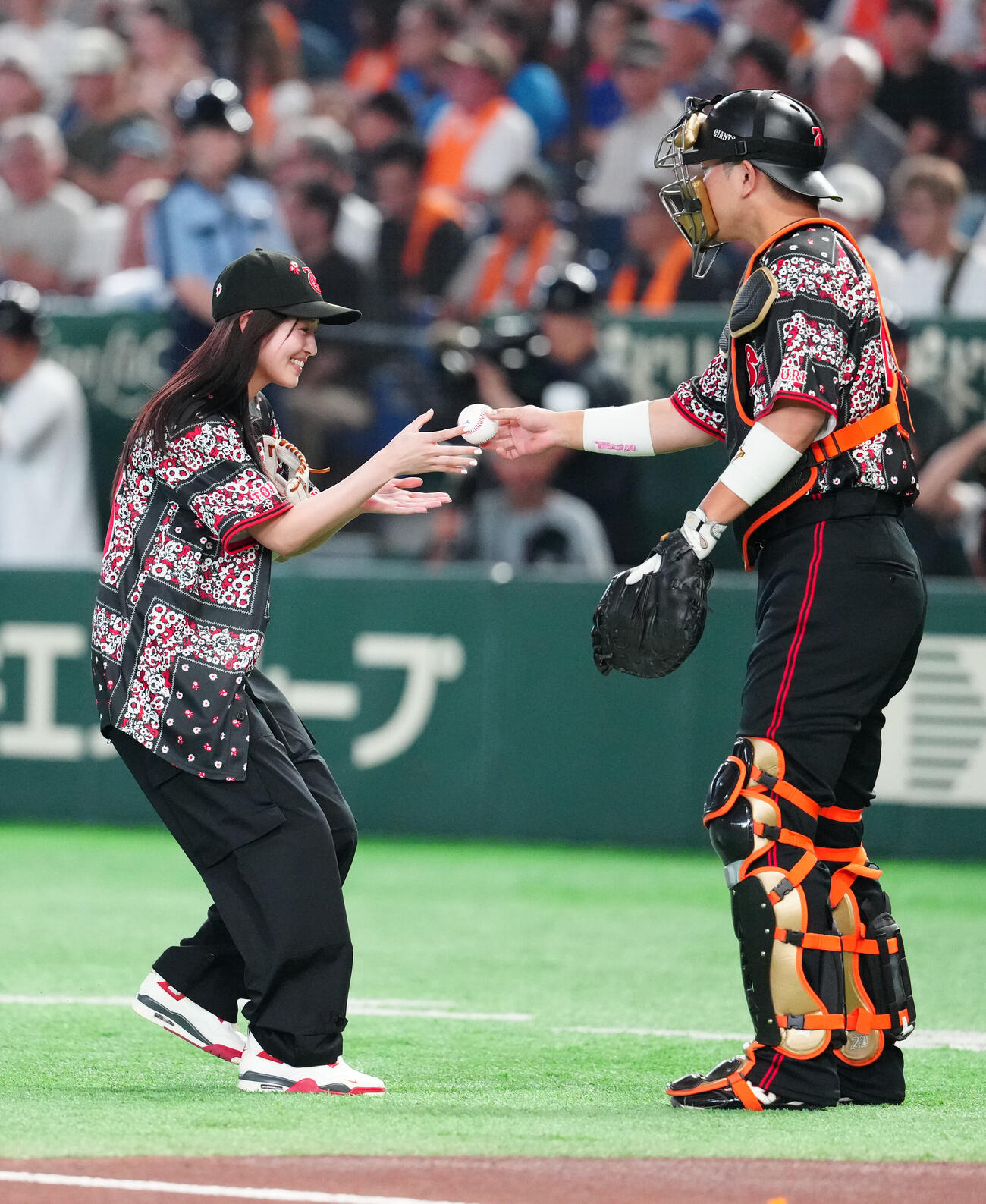 巨人対DeNA　試合前、ファーストピッチを行い、巨人捕手大城卓三（右）からボールを受け取る横田真悠（撮影・江口和貴）