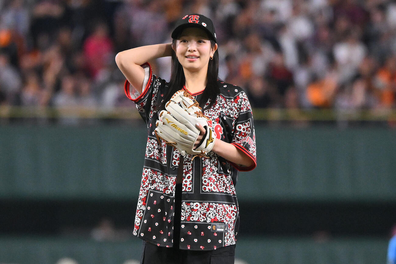 巨人対DeNA　セレモニアルピッチに臨む横田真悠（撮影・滝沢徹郎）