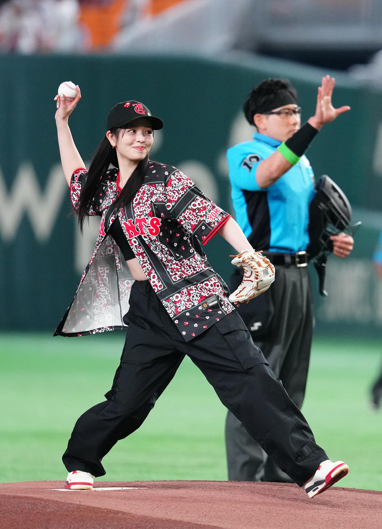 巨人対DeNA　試合前、ファーストピッチを行う横田真悠（撮影・江口和貴）