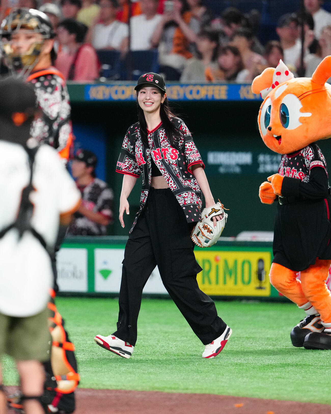 巨人対DeNA　試合前、ファーストピッチに臨む横田真悠（撮影・江口和貴）