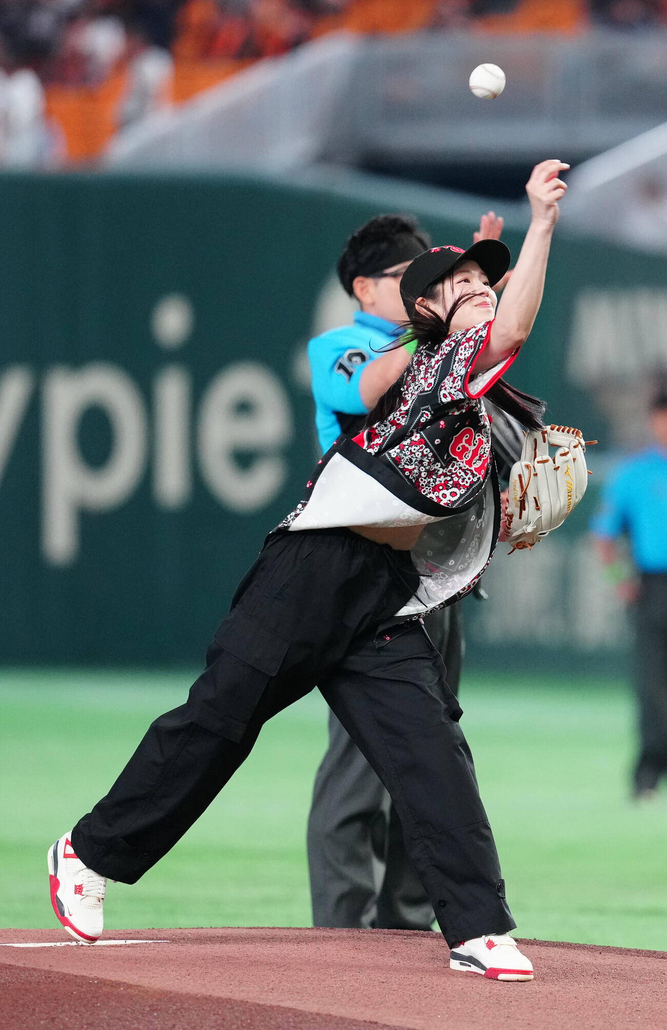 巨人対DeNA　試合前、ファーストピッチを行う横田真悠（撮影・江口和貴）