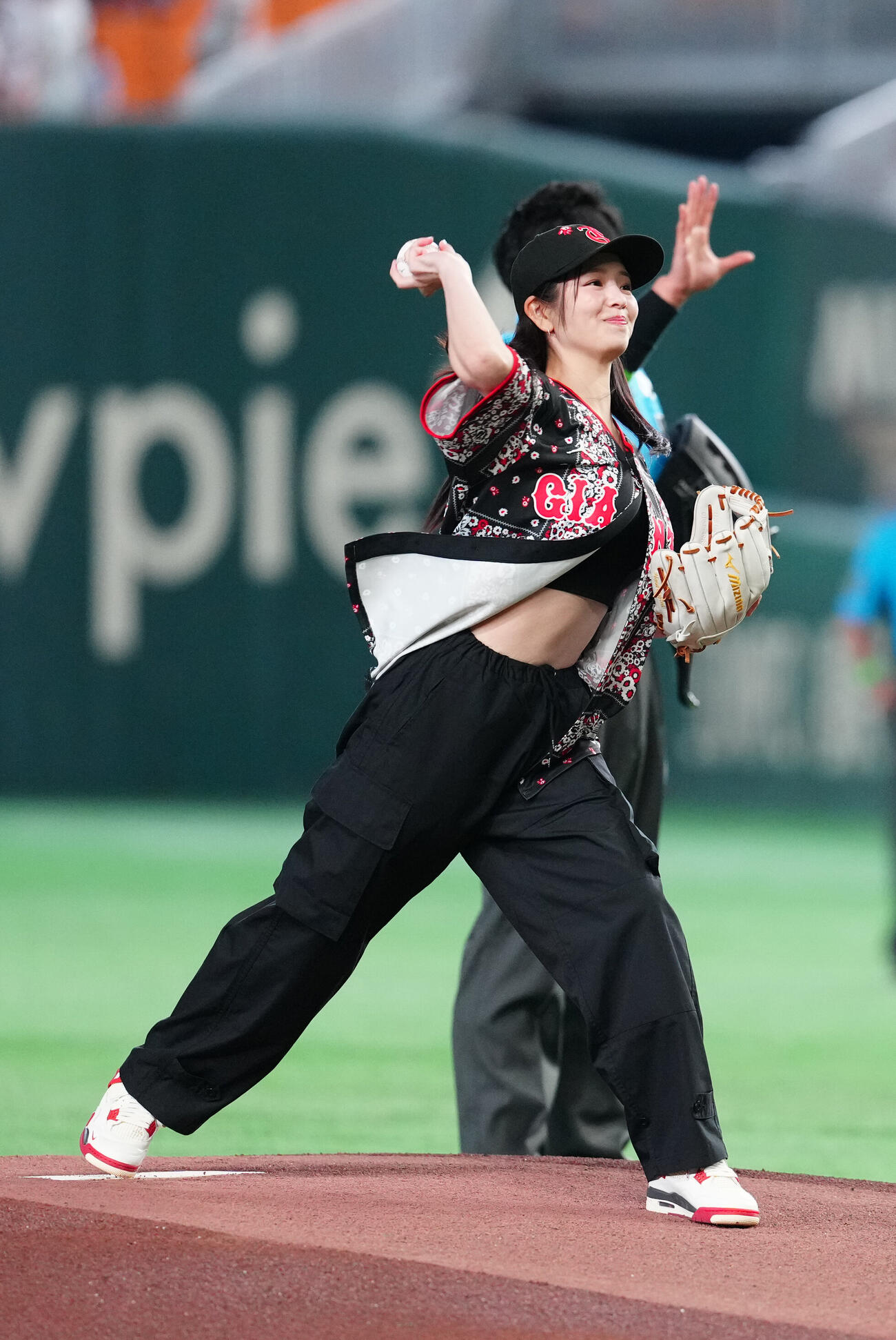 巨人対DeNA　試合前、ファーストピッチを行う横田真悠（撮影・江口和貴）