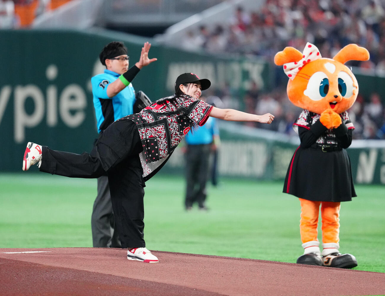 巨人対DeNA　試合前、ファーストピッチを行う横田真悠（撮影・江口和貴）
