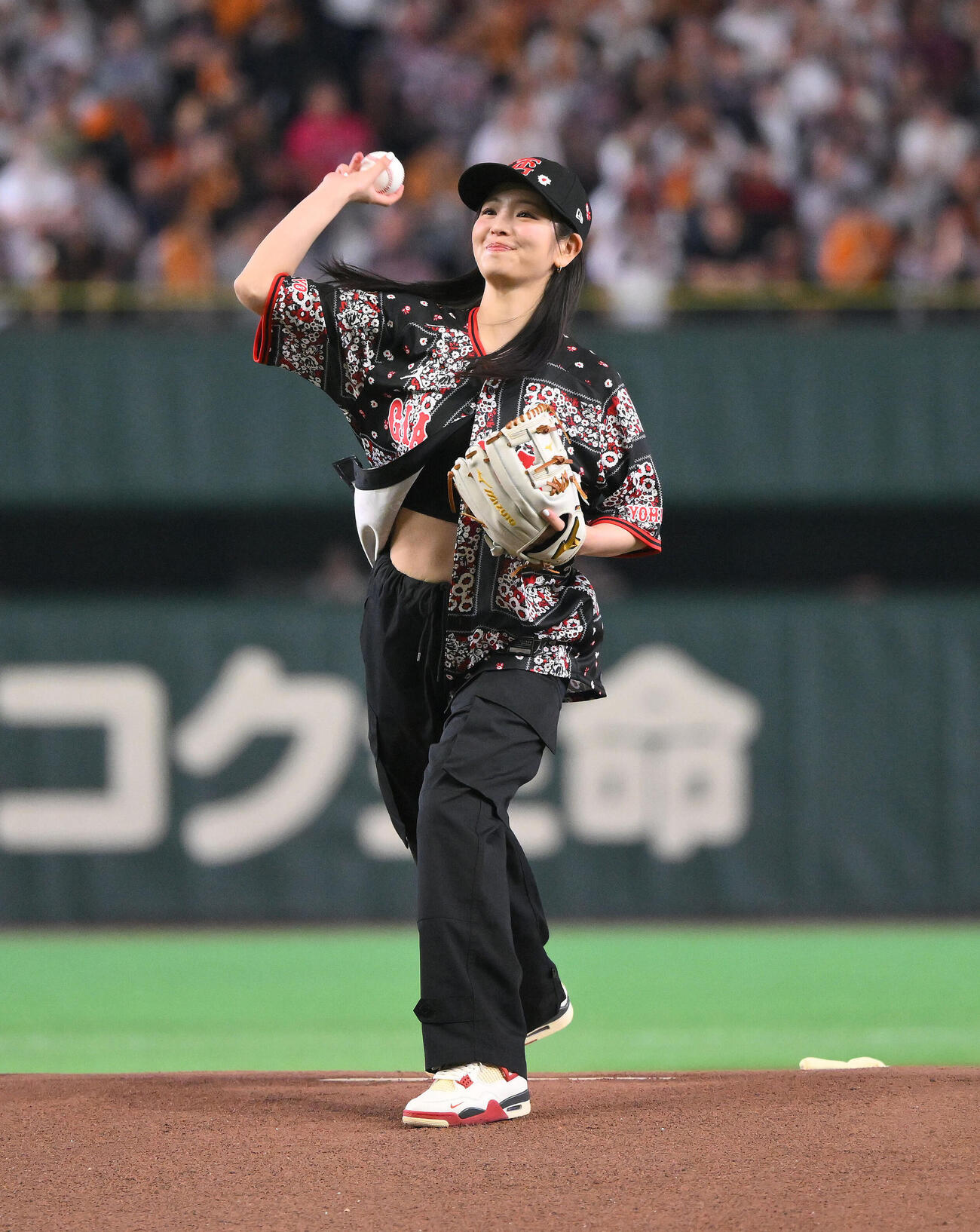 巨人対DeNA　セレモニアルピッチをする横田真悠（撮影・滝沢徹郎）