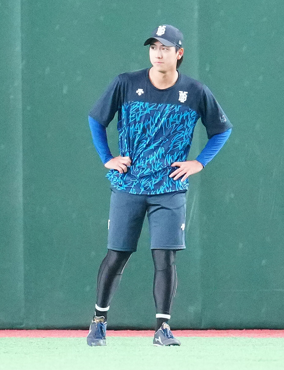 巨人対DeNA　試合前練習を行うDeNA深沢鳳介（撮影・江口和貴）