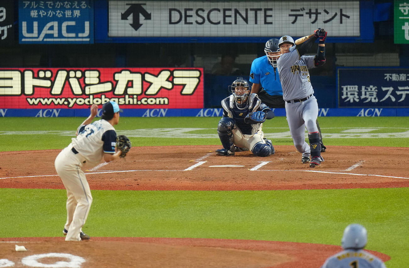 ヤクルト対阪神　1回表阪神2死一、二塁、先制の2点適時二塁打を放つ大山悠輔。投手高橋奎二（撮影・鈴木みどり）