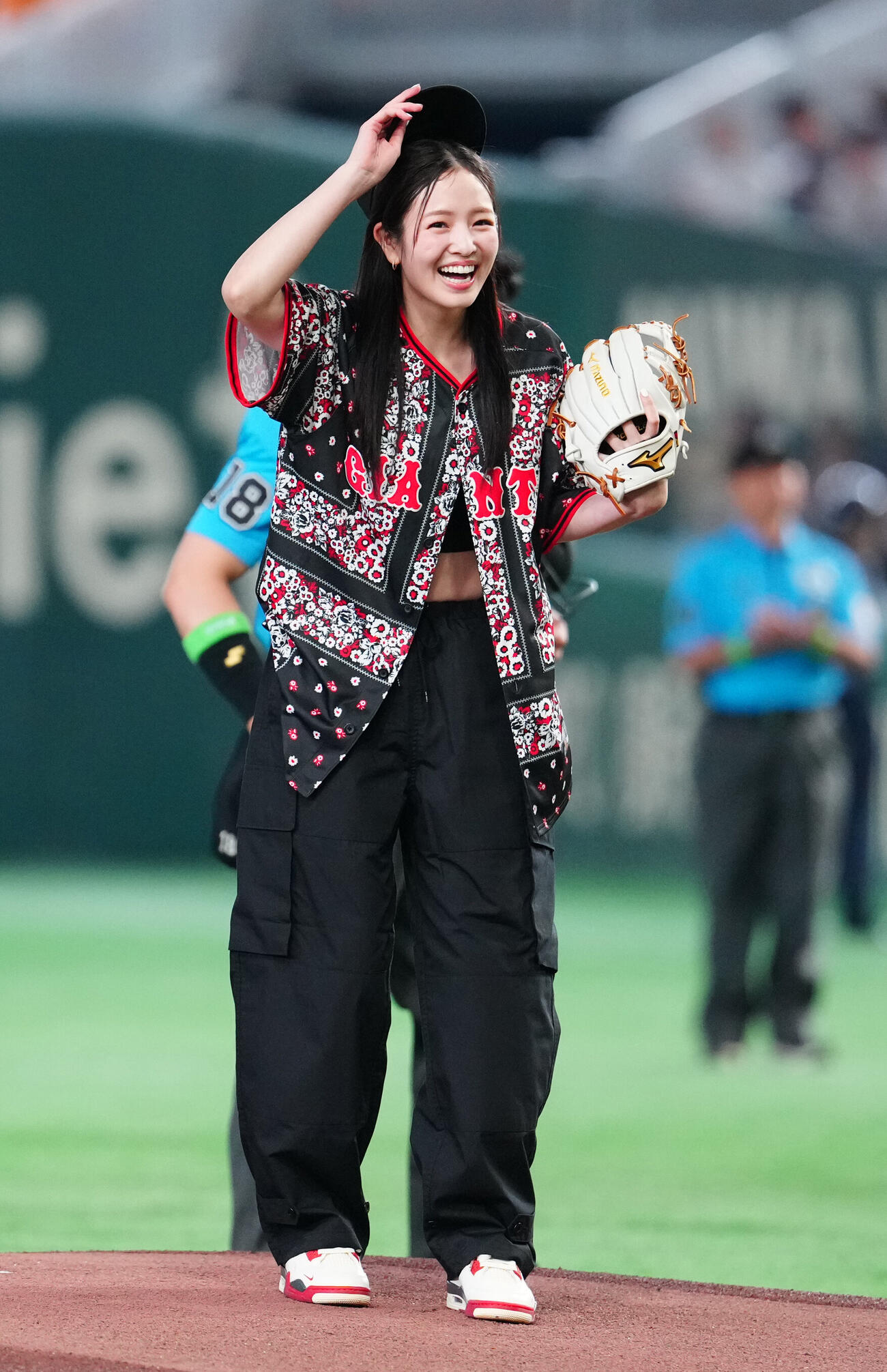 巨人対DeNA　試合前、ファーストピッチを行い笑顔を見せる横田真悠（撮影・江口和貴）