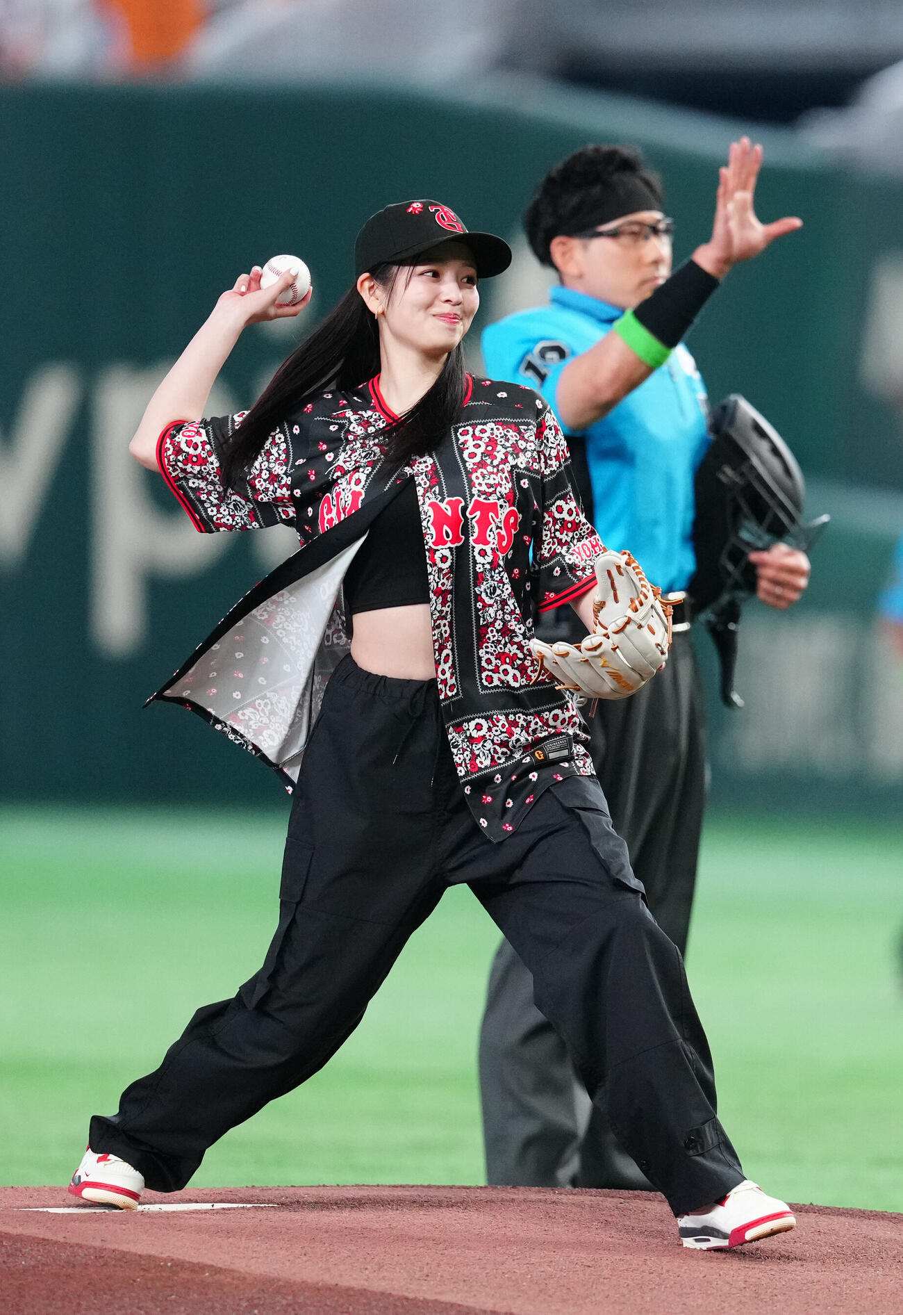 巨人対DeNA　試合前、ファーストピッチを行う横田真悠（撮影・江口和貴）