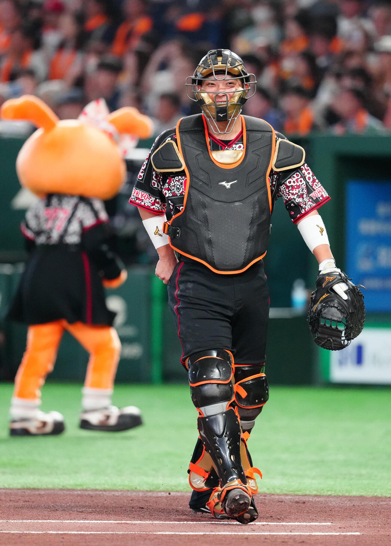 巨人対DeNA　試合前、横田真悠のファーストピッチで捕球し、笑顔を見せる巨人大城卓三（撮影・江口和貴）