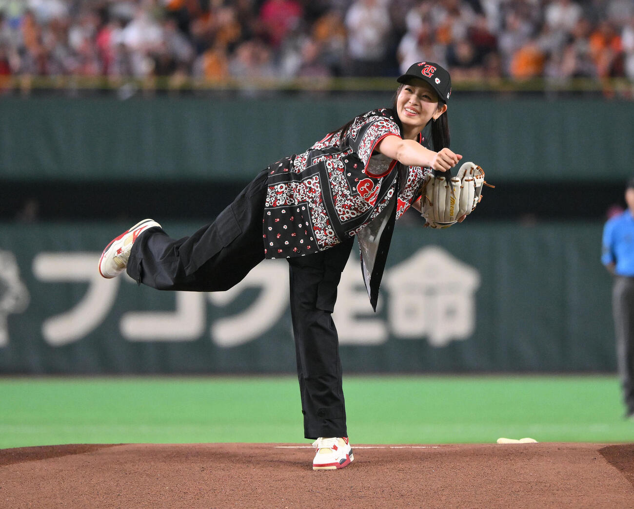 巨人対DeNA　セレモニアルピッチをする横田真悠（撮影・滝沢徹郎）