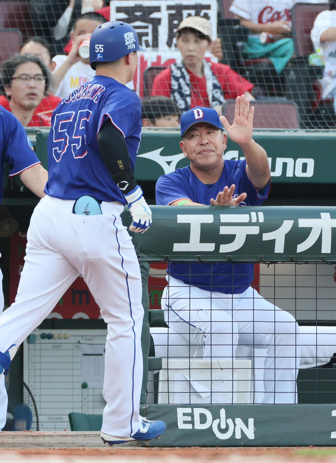 広島対中日　1回表中日2死、先制左越え本塁打を放った細川成也を迎える井上一樹監督（撮影・加藤孝規）