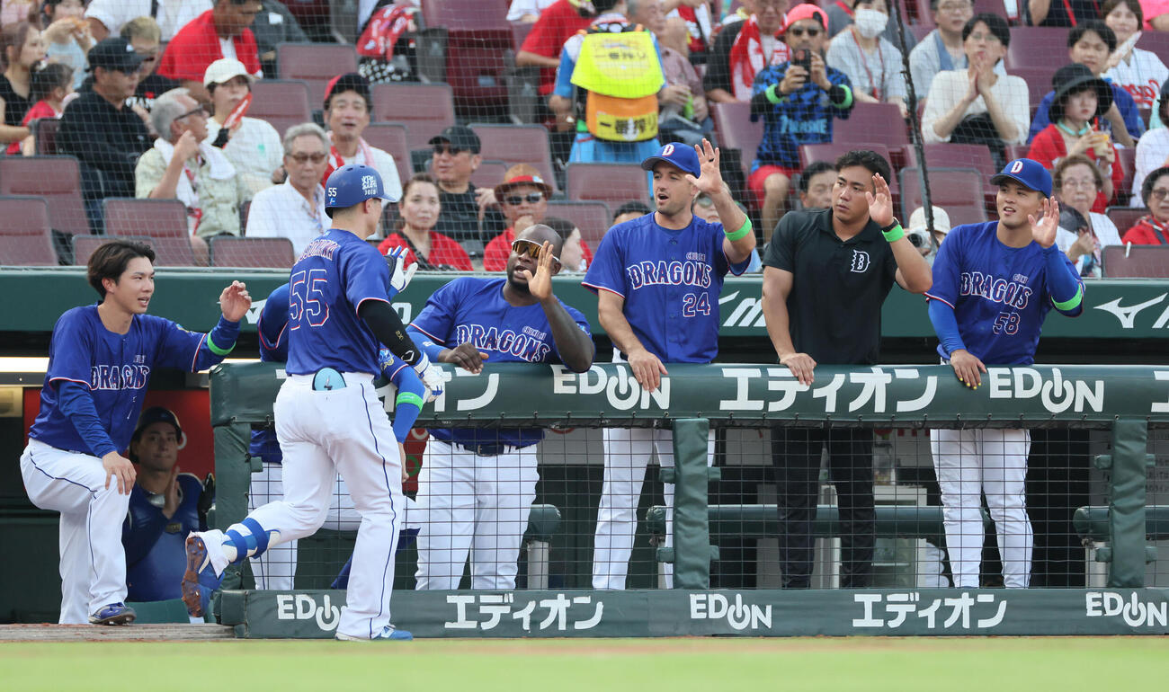 広島対中日　1回表中日2死、先制左越え本塁打を放った細川成也を迎えるチームメート（撮影・加藤孝規）